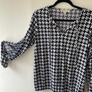 Exaggerated houndstooth Michael Kors blouse, slit sleeves & gold logo on ties.